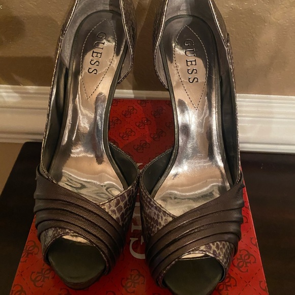 Guess - Picture 3 of 4